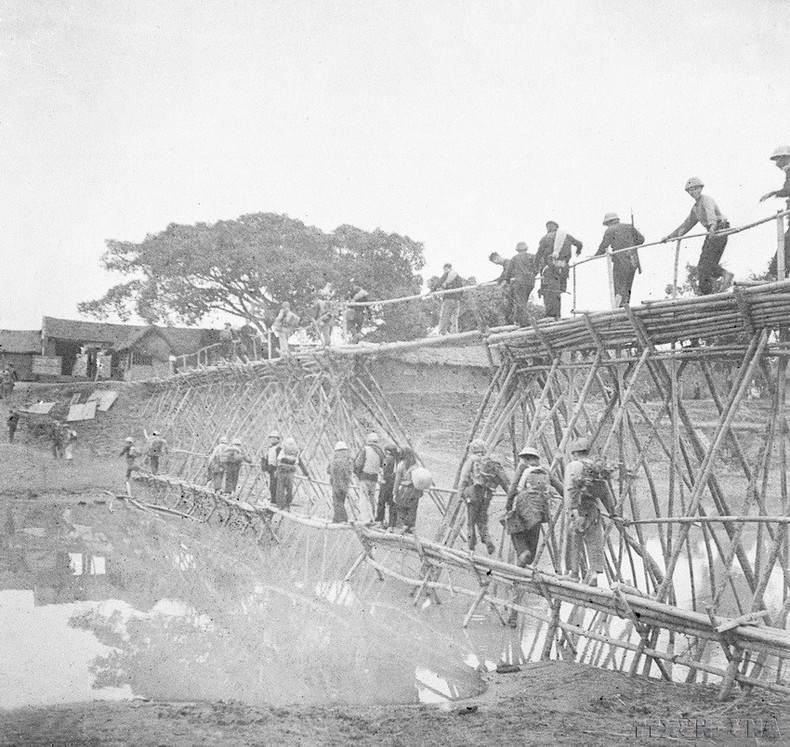 Los soldados cruzaron ríos para avanzar hacia el Noroeste (1952).