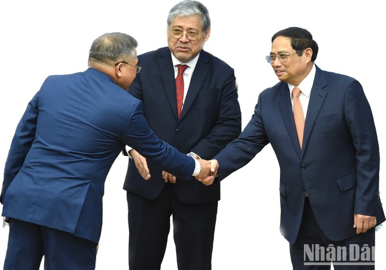 El premier vietnamita Pham Minh Chinh da la bienvenida a los miembros de la delegación filipina. El premier vietnamita Pham Minh Chinh da la bienvenida a los miembros de la delegación filipina.