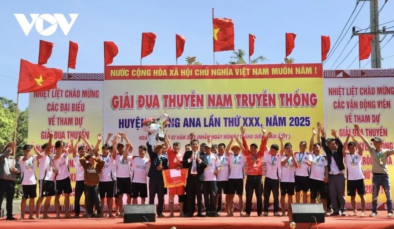 El Comité Organizador entrega la copa del campeonato al equipo número 5 de la aldea 2, comuna de Binh Hoa. El Comité Organizador entrega la copa del campeonato al equipo número 5 de la aldea 2, comuna de Binh Hoa.