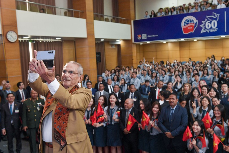 El presidente de Timor Oriental, José Ramos-Horta, se toma una foto con estudiantes de la Academia Diplomática. El presidente de Timor Oriental, José Ramos-Horta, se toma una foto con estudiantes de la Academia Diplomática.
