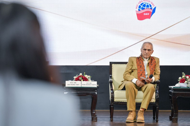 El presidente de Timor Oriental, José Ramos-Horta, responde las preguntas de los estudiantes de la Academia Diplomática de Vietnam. El presidente de Timor Oriental, José Ramos-Horta, responde las preguntas de los estudiantes de la Academia Diplomática de Vietnam.