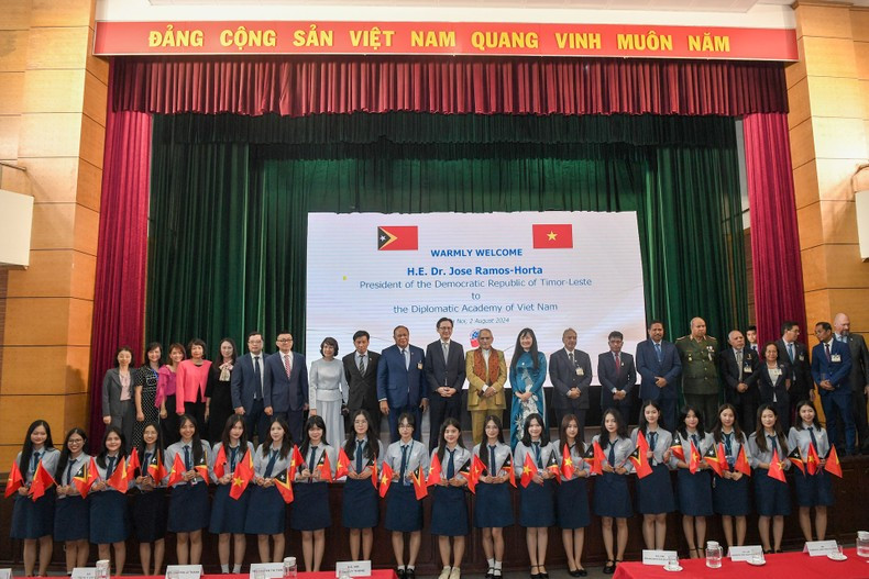 El presidente de Timor Oriental, José Ramos-Horta, delegados y estudiantes de la Academia Diplomática. El presidente de Timor Oriental, José Ramos-Horta, delegados y estudiantes de la Academia Diplomática.