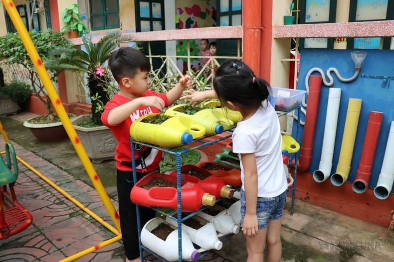 Profesoras y alumnos del jardín de infancia Bong Sen (ciudad de Yen Bai) reciclan botellas de plástico para plantar árboles, en respuesta al movimiento "anti-residuos plásticos" de la provincia. Profesoras y alumnos del jardín de infancia Bong Sen (ciudad de Yen Bai) reciclan botellas de plástico para plantar árboles, en respuesta al movimiento "anti-residuos plásticos" de la provincia.