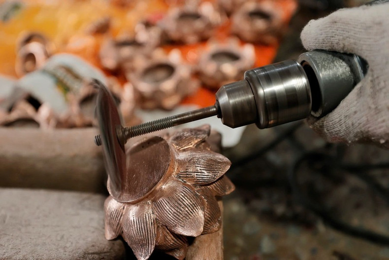 Los artesanos tallan cuidadosamente cada detalle en los productos. Los artesanos tallan cuidadosamente cada detalle en los productos.