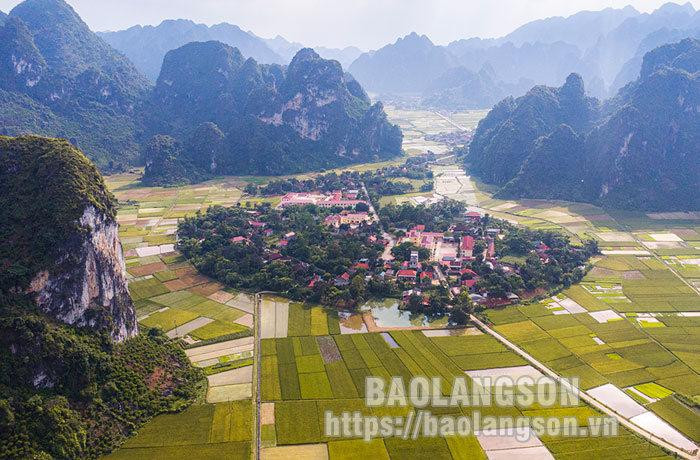 Este lugar está muy cerca de varios destinos famosos como la estepa de Dong Lam, la cascada de Khe Dau, la represa de Bac Mo y el lago Nong Con. Por lo tanto, es un atractivo destino que no deben perderse en Lang Son.