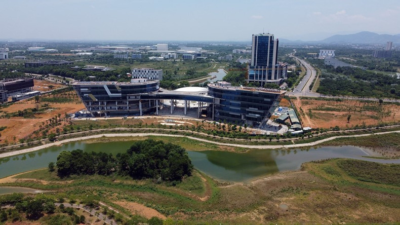 Muchas obras aún están en construcción en el Parque de alta tecnología Hoa Lac. Muchas obras aún están en construcción en el Parque de alta tecnología Hoa Lac.