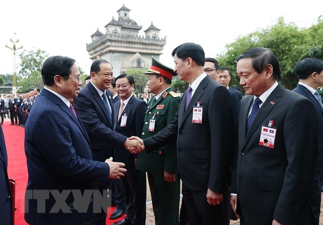 Minh Chinh presenta los miembros de la delegación vietnamita de alto nivel. Minh Chinh presenta los miembros de la delegación vietnamita de alto nivel.