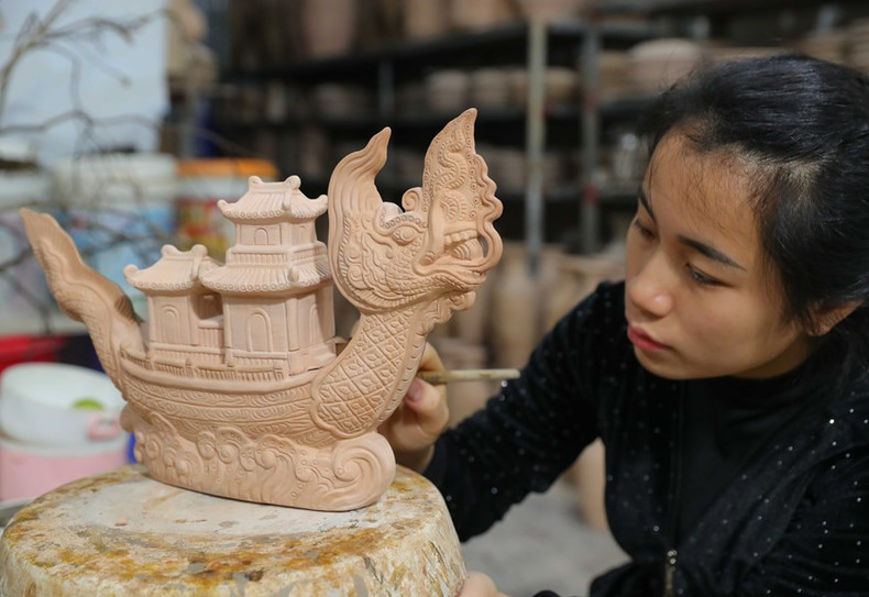 El espécimen de cerámica "Ngu Long Khanh Hoi" toma la idea del rey Ly Cong Uan montando un barco dragón para contemplar el paisaje de las montañas de Dai Viet. El espécimen de cerámica "Ngu Long Khanh Hoi" toma la idea del rey Ly Cong Uan montando un barco dragón para contemplar el paisaje de las montañas de Dai Viet.