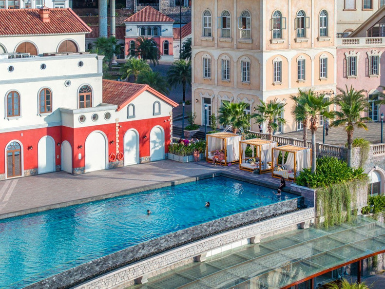 Piscina infinita con vistas al océano en La Festa Phu Quoc – Curio Collection by Hilton Piscina infinita con vistas al océano en La Festa Phu Quoc – Curio Collection by Hilton