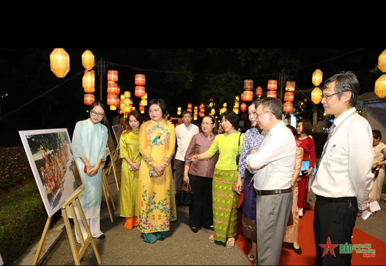 Delegados visitan la exposición (Foto: qdnd.vn)