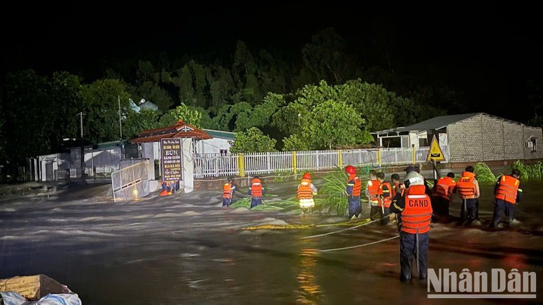 La policía de la provincia de Vinh Phuc ayuda a una familia varada por las fuertes lluvias en el pueblo de Tan Tien, comuna de Dao Tru, distrito de Tam Dao, durante la noche. A las 5 de la mañana del 8 de septiembre, rescataron a tres personas atrapadas y las pusieron a salvo (Foto: Ha Hong Ha). La policía de la provincia de Vinh Phuc ayuda a una familia varada por las fuertes lluvias en el pueblo de Tan Tien, comuna de Dao Tru, distrito de Tam Dao, durante la noche. A las 5 de la mañana del 8 de septiembre, rescataron a tres personas atrapadas y las pusieron a salvo (Foto: Ha Hong Ha).