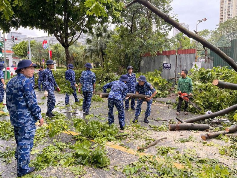 Oficiales y soldados de la Guardia Costera lidian con las secuelas de la tormenta Yagi. (Foto: Tran Quyet) Oficiales y soldados de la Guardia Costera lidian con las secuelas de la tormenta Yagi. (Foto: Tran Quyet)