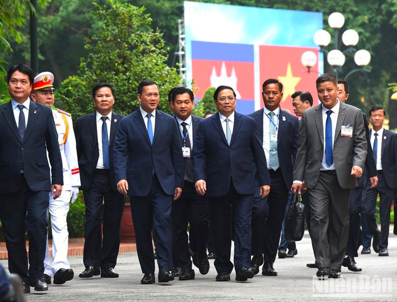 Los dos primeros ministros y delegados vietnamitas y camboyanos Los dos primeros ministros y delegados vietnamitas y camboyanos