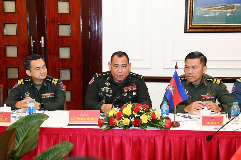 El general de división Ngthsovann Arundeth, subjefe del Estado Mayor General del Ejército Real de Camboya (centro), habla en el seminario.