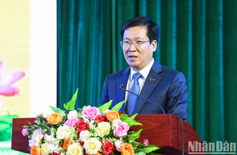 Le Xuan Huy, secretario del Comité del Partido y presidente del Consejo Popular del distrito de Binh Luc interviene en el evento.