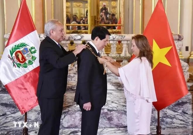 La presidenta peruana Dina Boluarte entrega la condecoración Gran Collar de la Orden "El Sol del Perú" al presidente vietnamita, Luong Cuong. (Foto: VNA) La presidenta peruana Dina Boluarte entrega la condecoración Gran Collar de la Orden "El Sol del Perú" al presidente vietnamita, Luong Cuong. (Foto: VNA)