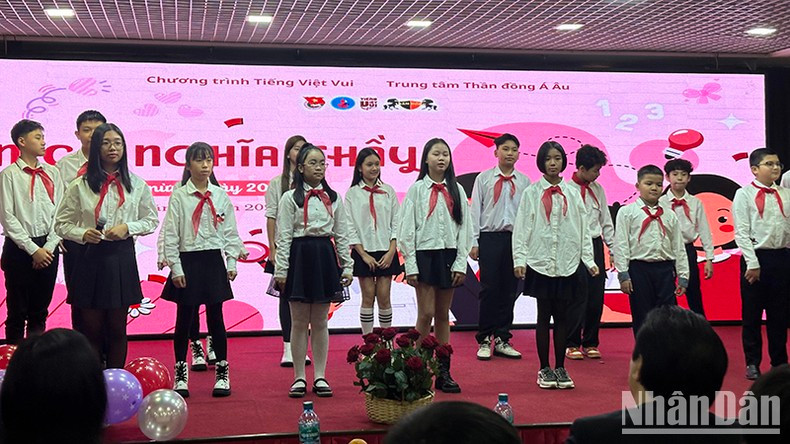 Los estudiantes presentan canciones vietnamitas en la ceremonia. (Foto: THUY VAN) Los estudiantes presentan canciones vietnamitas en la ceremonia. (Foto: THUY VAN)
