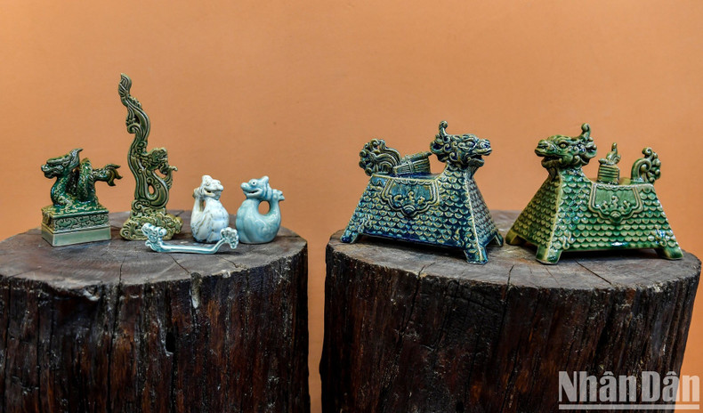 Productos de Anh Tu con la imagen del dragón.