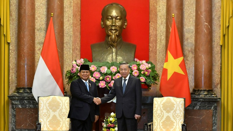 El secretario general del Partido Comunista y presidente de Vietnam, To Lam, recibe al presidente electo de Indonesia, Prabowo Subianto.