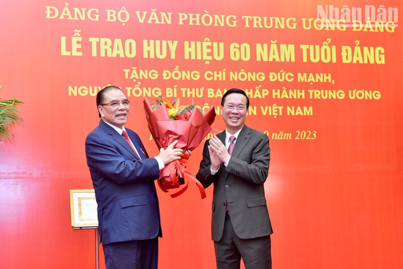 El presidente vietnamita, Vo Van Thuong, felicita al ex secretario general del PCV, Nong Duc Manh. El presidente vietnamita, Vo Van Thuong, felicita al ex secretario general del PCV, Nong Duc Manh.