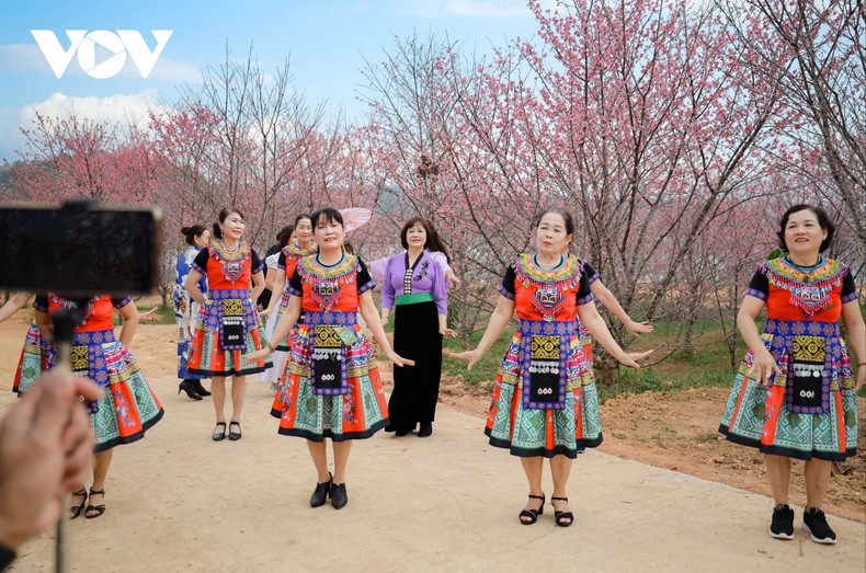 Esta es también una oportunidad para presentar la imagen sobre los pueblos y la tierra de Dien Bien. Esta es también una oportunidad para presentar la imagen sobre los pueblos y la tierra de Dien Bien.