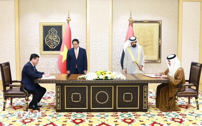 El primer ministro de Vietnam, Pham Minh Chinh, y el vicepresidente y premier de EAU, Jeque Mohammed bin Rashid Al Maktoum, presencian la firma del Acuerdo de Asociación Económica Integral entre los dos países. El primer ministro de Vietnam, Pham Minh Chinh, y el vicepresidente y premier de EAU, Jeque Mohammed bin Rashid Al Maktoum, presencian la firma del Acuerdo de Asociación Económica Integral entre los dos países.