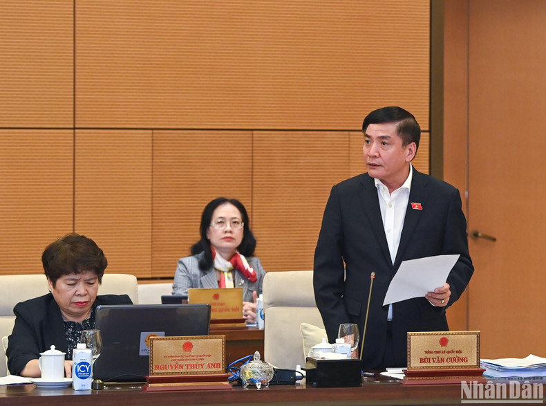 El secretario general de la AN y jefe de la Oficina Parlamentaria, Bui Van Cuong.