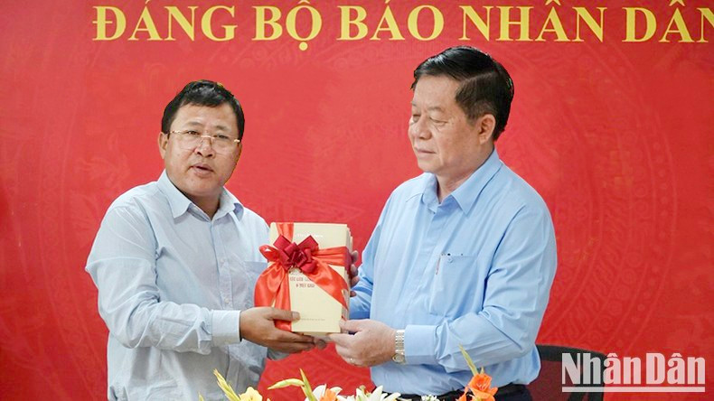 Nguyen Trong Nghia, jefe de la Comisión de Comunicación y Educación del Partido, entrega una colección de libros del secretario general del Partido, Nguyen Phu Trong, a la oficina de representación del periódico Nhan Dan en Ciudad Ho Chi Minh. Nguyen Trong Nghia, jefe de la Comisión de Comunicación y Educación del Partido, entrega una colección de libros del secretario general del Partido, Nguyen Phu Trong, a la oficina de representación del periódico Nhan Dan en Ciudad Ho Chi Minh.