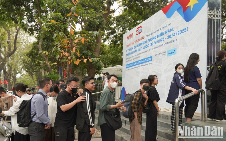 Cola para visitar la exposición interactiva del periódico Nhan Dan. Cola para visitar la exposición interactiva del periódico Nhan Dan.
