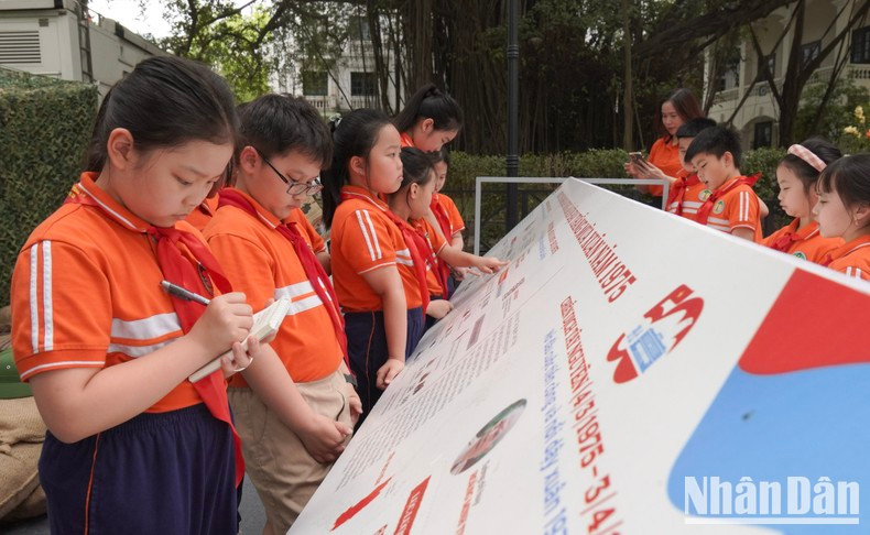 Los estudiantes toman nota de información importante para poder redactar un reportaje. Los estudiantes toman nota de información importante para poder redactar un reportaje.