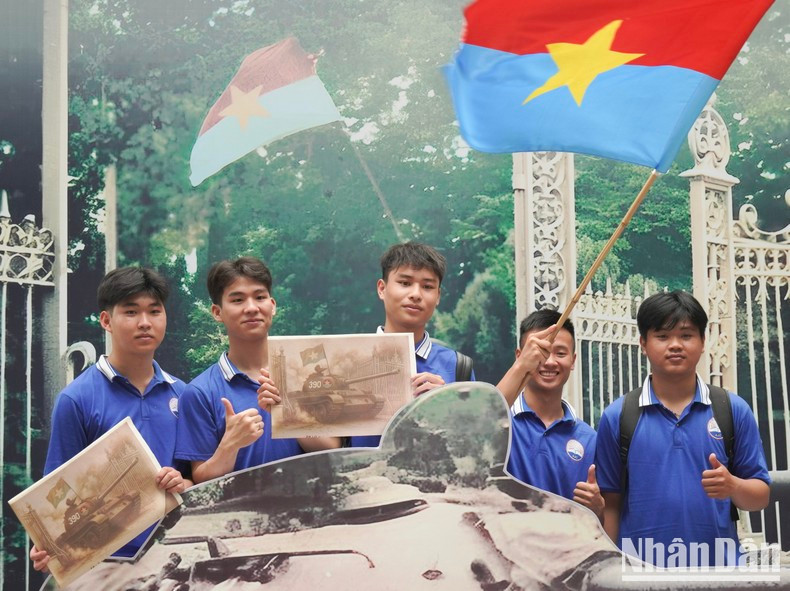 Estudiantes de la Academia de Periodismo y Comunicación con la publicación especial en la mano. Estudiantes de la Academia de Periodismo y Comunicación con la publicación especial en la mano.