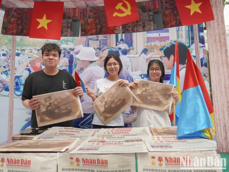 Los jóvenes llegan con tiempo de sobra para recibir la publicación especial. Los jóvenes llegan con tiempo de sobra para recibir la publicación especial.