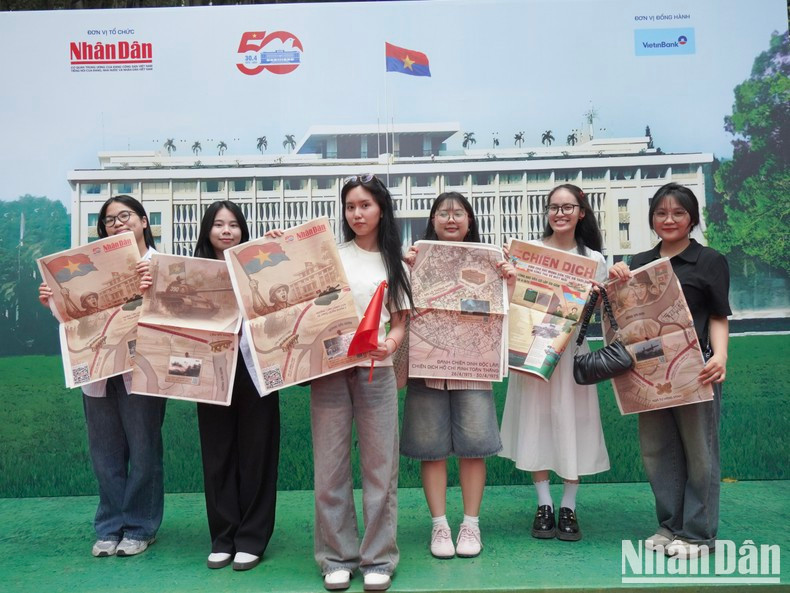 Un grupo de estudiantes de la Academia de Periodismo y Comunicación llega muy temprano para recibir la publicación especial. Un grupo de estudiantes de la Academia de Periodismo y Comunicación llega muy temprano para recibir la publicación especial.