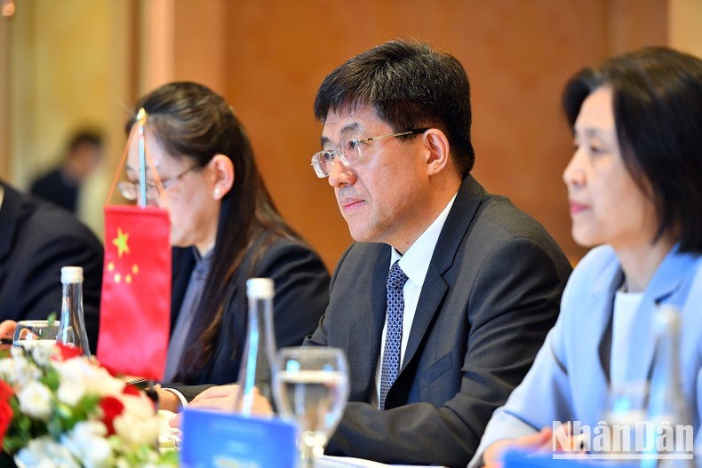 A Dong escucha las propuestas y planes para implementar la cooperación entre los jóvenes de Vietnam y China.