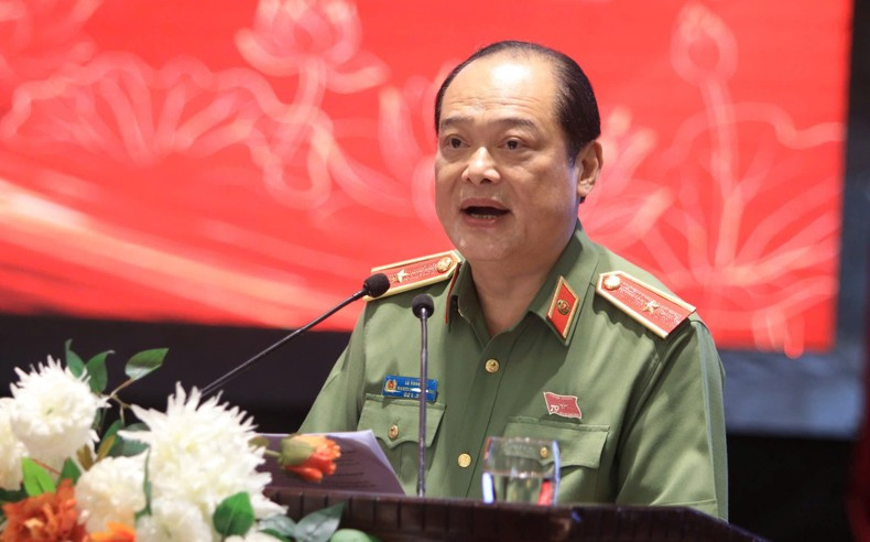 El brigadier Le Xuan Duc, del Comité de Investigación Temática del Ministerio de Seguridad Pública, proporciona información detallada sobre la carrera "Viaje tras los pasos del Tío Ho, por la seguridad de la Patria". El brigadier Le Xuan Duc, del Comité de Investigación Temática del Ministerio de Seguridad Pública, proporciona información detallada sobre la carrera "Viaje tras los pasos del Tío Ho, por la seguridad de la Patria".