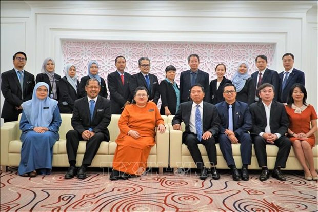 El auditor general adjunto del Estado de Vietnam, Dang The Vinh; la auditora general estatal de Malasia, Datuk Wan Suraya Wan Mohd Radzi, y delegados (Foto: VNA) El auditor general adjunto del Estado de Vietnam, Dang The Vinh; la auditora general estatal de Malasia, Datuk Wan Suraya Wan Mohd Radzi, y delegados (Foto: VNA)