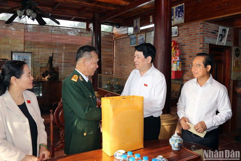 La misma mañana, el presidente vietnamita, Luong Cuong, visita al héroe de las Fuerzas Armadas Populares To Van Duc (distrito de Cu Chi). La misma mañana, el presidente vietnamita, Luong Cuong, visita al héroe de las Fuerzas Armadas Populares To Van Duc (distrito de Cu Chi).
