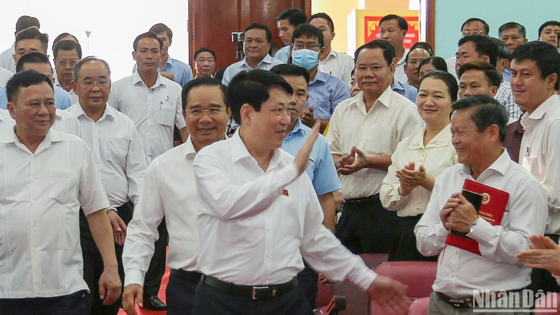 El presidente vietnamita, Luong Cuong, y los votantes del distrito de Cu Chi. El presidente vietnamita, Luong Cuong, y los votantes del distrito de Cu Chi.