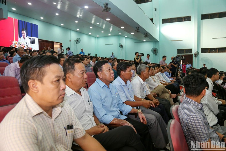 Muchos votantes del distrito de Cu Chi asisten a la reunión. Muchos votantes del distrito de Cu Chi asisten a la reunión.