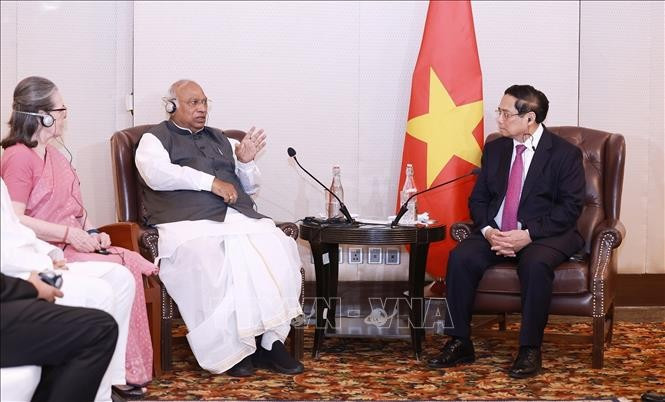 El primer ministro de Vietnam, Pham Minh Chinh, dialoga con el presidente del Congreso Nacional indio, Mallikarjun Kharge. (Foto: VNA)