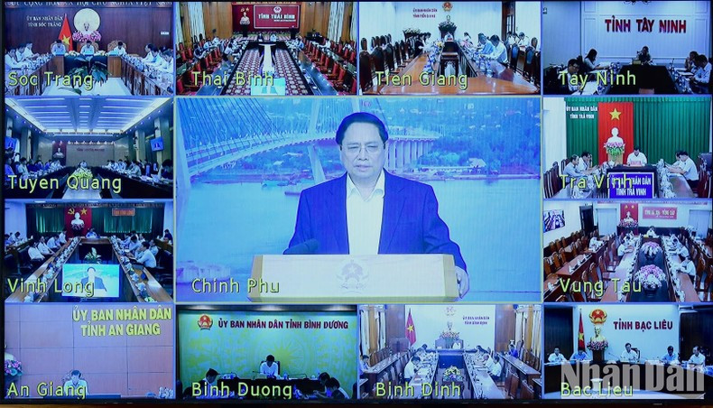 La reunión se lleva a cabo de forma presencial y virtual en la sede de la Oficina de Gobierno, con enlaces por videoconferencia a 46 provincias y ciudades donde se están llevando a cabo importantes obras y proyectos nacionales en el sector del transporte.