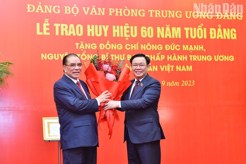 El presidente de la Asamblea Nacional vietnamita, Vuong Dinh Hue, congratula a Nong Duc Manh. El presidente de la Asamblea Nacional vietnamita, Vuong Dinh Hue, congratula a Nong Duc Manh.
