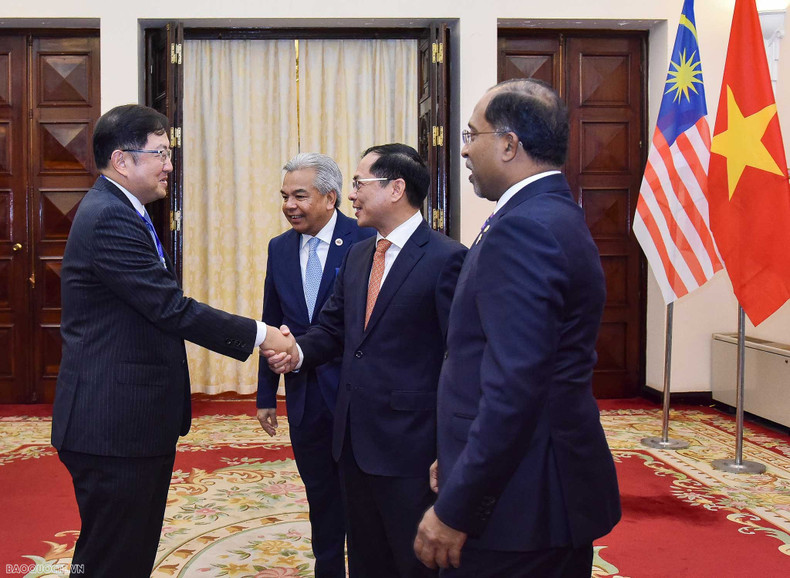 La Comisión Mixta de Cooperación Económica, Científica y Tecnológica Vietnam-Malasia se estableció en 1995 con el objetivo de impulsar la cooperación binacional, especialmente en economía, ciencia y tecnología. Hasta ahora se han celebrado seis reuniones de ese tipo. La Comisión Mixta de Cooperación Económica, Científica y Tecnológica Vietnam-Malasia se estableció en 1995 con el objetivo de impulsar la cooperación binacional, especialmente en economía, ciencia y tecnología. Hasta ahora se han celebrado seis reuniones de ese tipo.