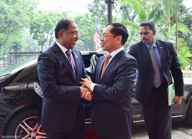 El ministro de Relaciones Exteriores de Vietnam, Bui Thanh Son, y su similar de Malasia, Zambry Abdul Kadir. El ministro de Relaciones Exteriores de Vietnam, Bui Thanh Son, y su similar de Malasia, Zambry Abdul Kadir.