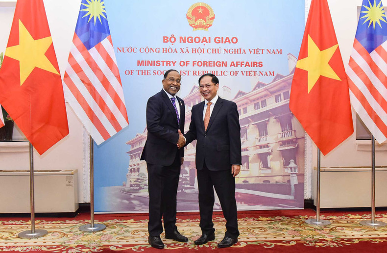La gira tiene como objetivo implementar los acuerdos bilaterales y fortalecer la asociación estratégica Vietnam-Malasia en ocasión de sus 50 años de relaciones diplomáticas, y como preámbulo de la visita oficial del premier malasio, Anwar Ibrahim. La gira tiene como objetivo implementar los acuerdos bilaterales y fortalecer la asociación estratégica Vietnam-Malasia en ocasión de sus 50 años de relaciones diplomáticas, y como preámbulo de la visita oficial del premier malasio, Anwar Ibrahim.