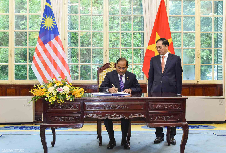 En presente edición las partes evalúan la marcha de la cooperación y debaten medidas dirigidas a intensificar la colaboración en comercio, inversiones, defensa, seguridad, agricultura y pesca. En presente edición las partes evalúan la marcha de la cooperación y debaten medidas dirigidas a intensificar la colaboración en comercio, inversiones, defensa, seguridad, agricultura y pesca.