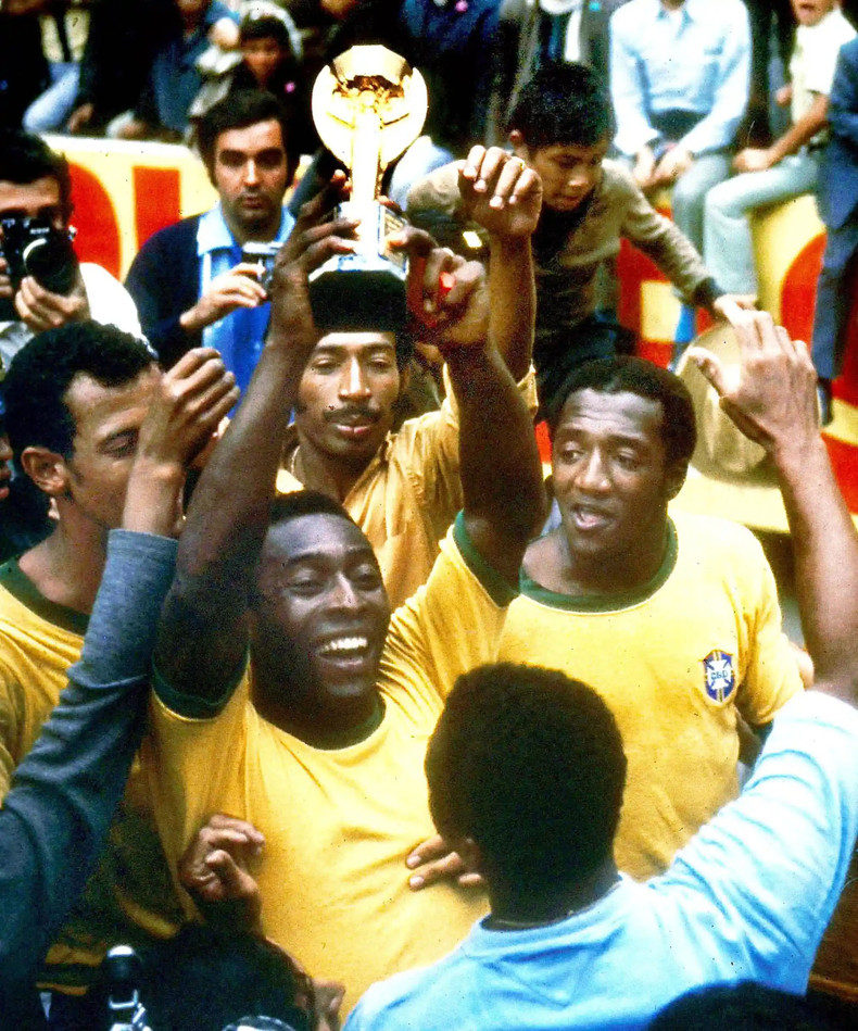 Pelé y sus compañeros levantan el trofeo de la Copa Mundial de México 1970. (Fotografía: The World Of Sports Sc/Shutterstock) Pelé y sus compañeros levantan el trofeo de la Copa Mundial de México 1970. (Fotografía: The World Of Sports Sc/Shutterstock)