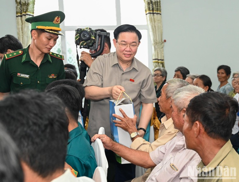 Dinh Hue entrega regalos a hogares pobres de la localidad. Dinh Hue entrega regalos a hogares pobres de la localidad.