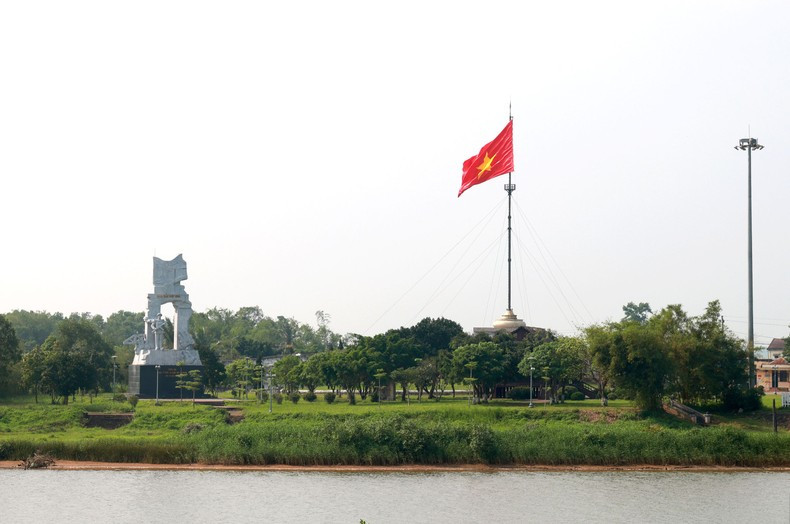 El río Ben Hai apacible y poético, junto a la reliquia de guerra. El río Ben Hai apacible y poético, junto a la reliquia de guerra.