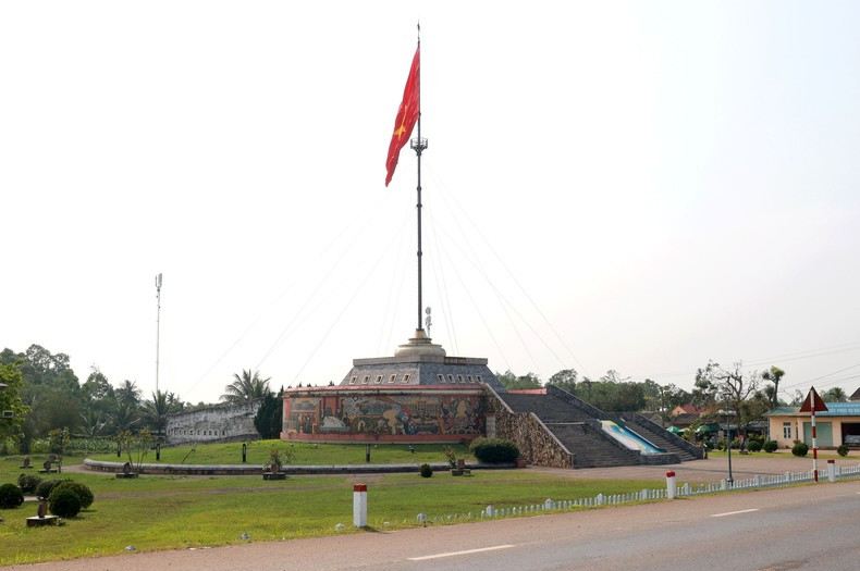 El asta de la bandera nacional en la aspiración por la paz. El asta de la bandera nacional en la aspiración por la paz.